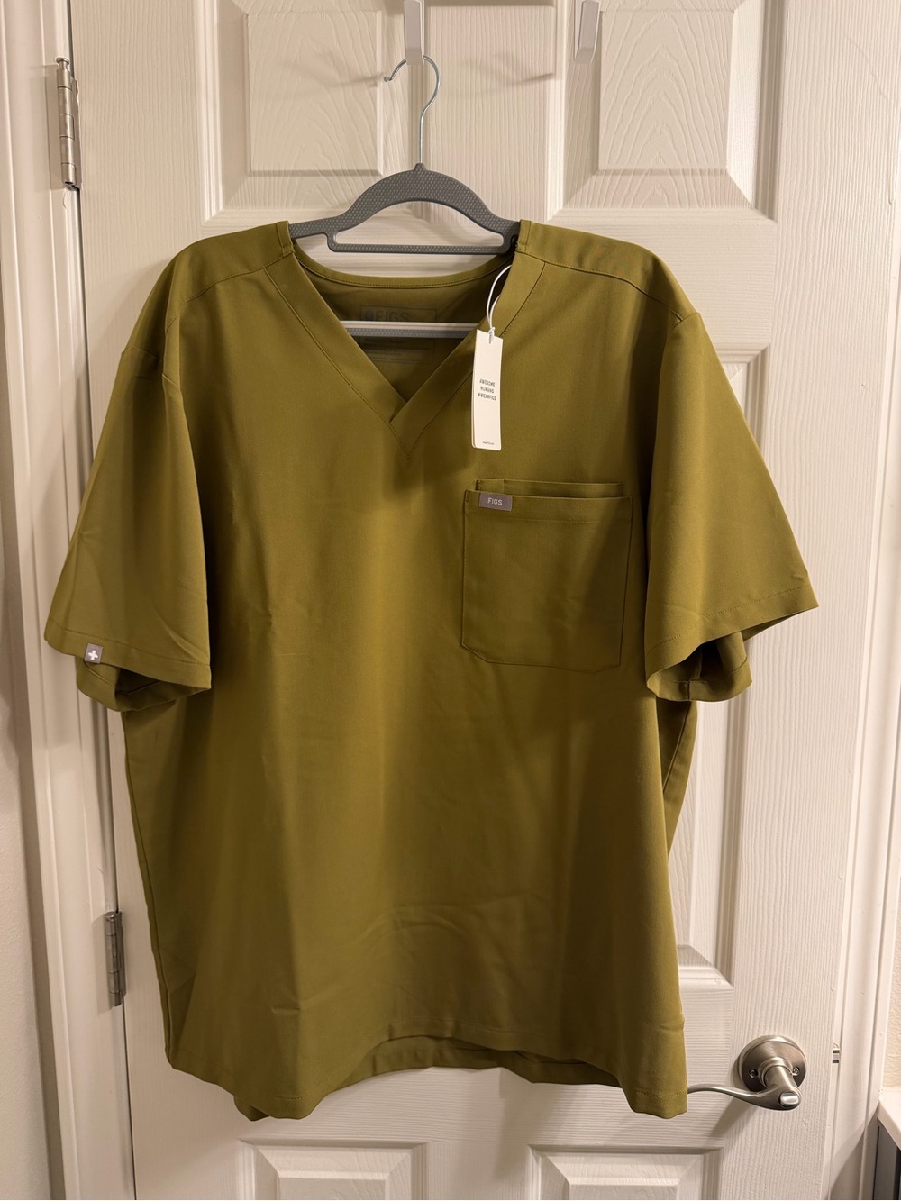 Figs Men's V-Neck Scrub Top in Olive